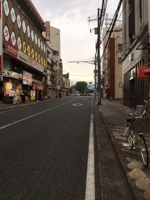 三島駅から三島大社方面へ進む大通りを三島駅に向かって撮影した写真