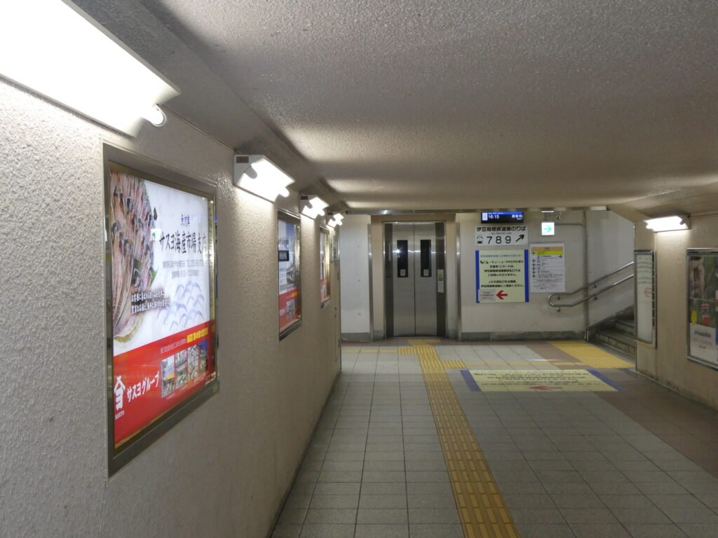 三島駅構内　エレベーターの入口