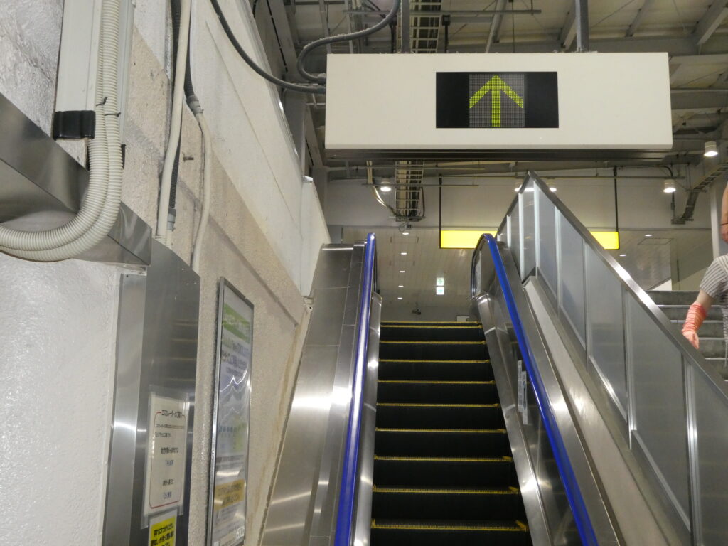 三島駅 南口改札へ向かう階段・エレベーター