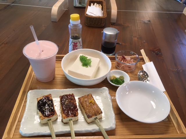 柿田川公園内「キッチン・かわせみ」の豆乳スムージー（イチゴ味）、豆腐田楽、冷や奴