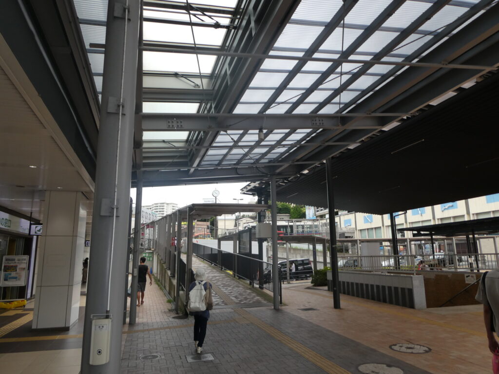JR熱海駅からバス乗り場への通路