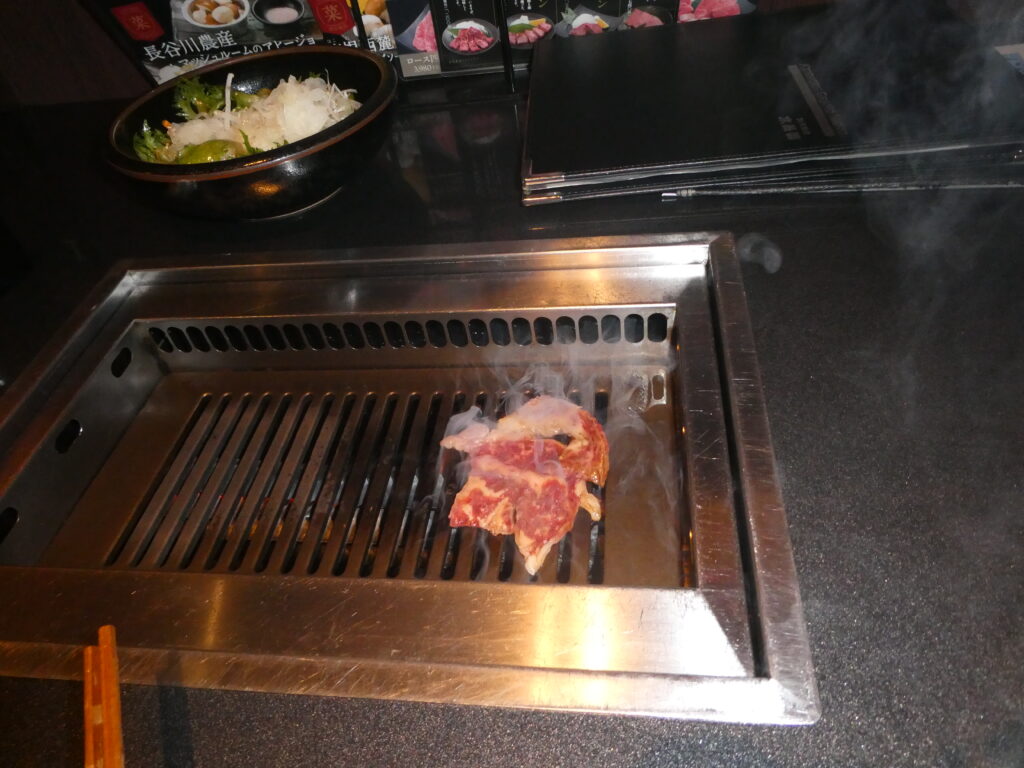 箱根西麓牛（リブロース）の霜降り部分を焼いて食べる