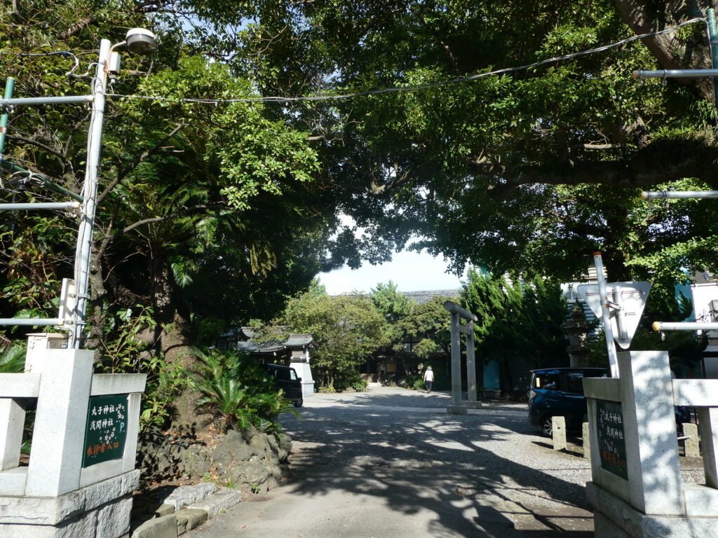 丸子浅間神社（沼津）の境内内駐車場