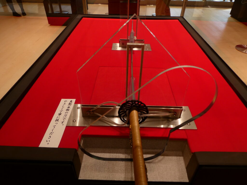 草薙館（熱田神宮）体験コーナー内の脇指体験（全長約0.7m、重量約800g）と刀体験（全長約1m、重量約1.2kg）